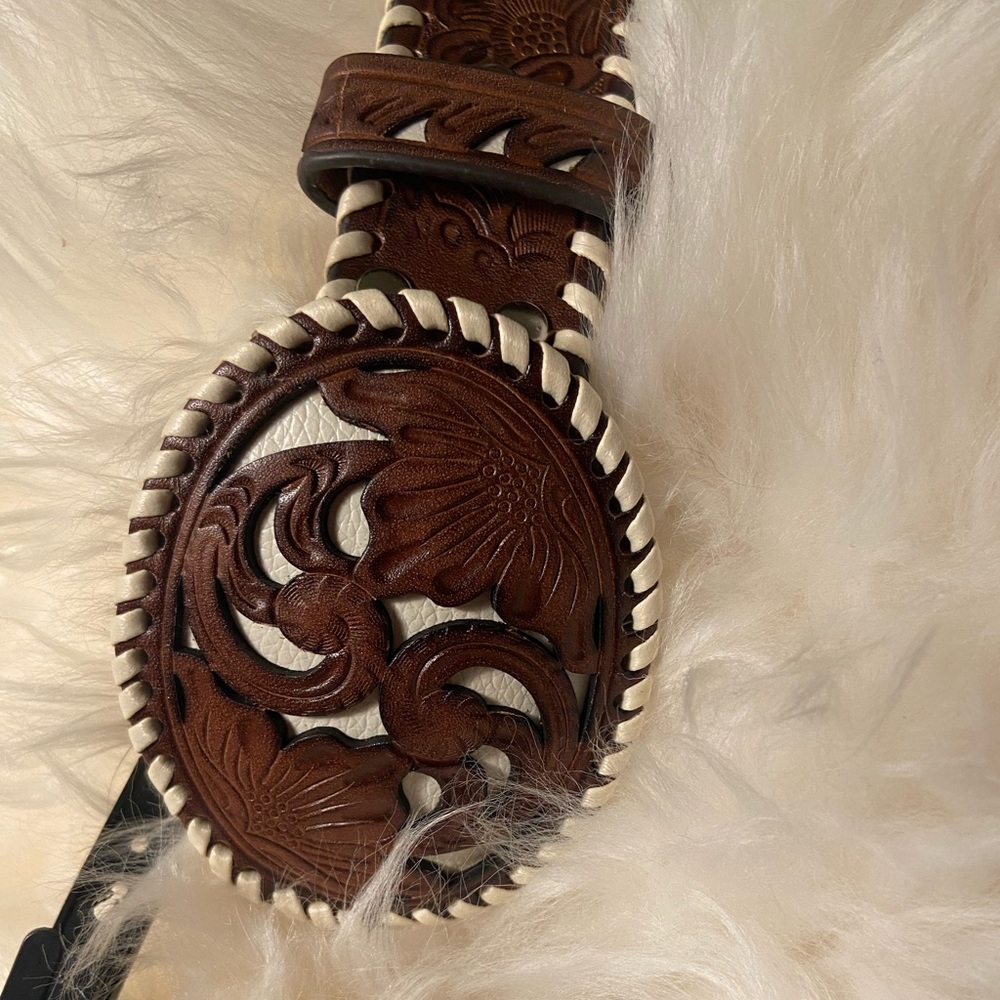 Nocona Genuine Leather Belt size Med brown&white
